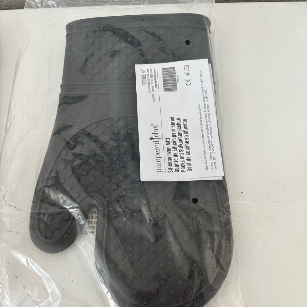 Pampered chef silicone oven mitt